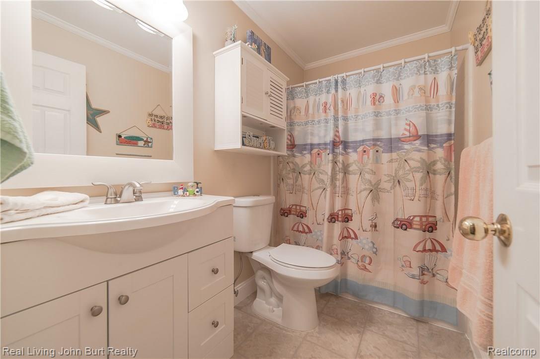 94 Eagle Ridge Road Lake Orion, MI 48360 - Photo 10 of 31 UPPER MAIN BATH