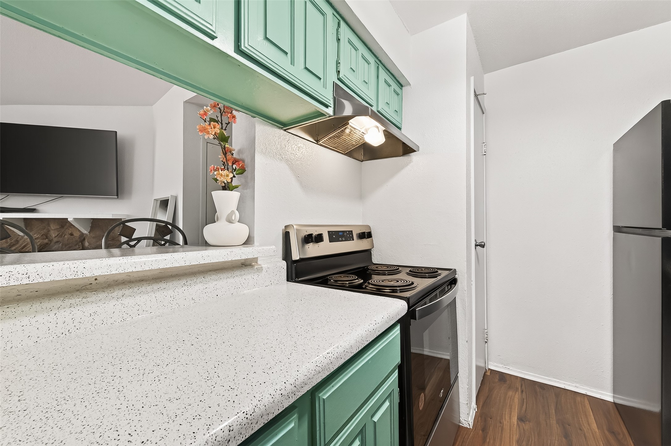 6001 Reims Road, Unit 908 Houston, TX 77036 - Photo 11 of 31 a kitchen with a sink a microwave a stove and refrigerator