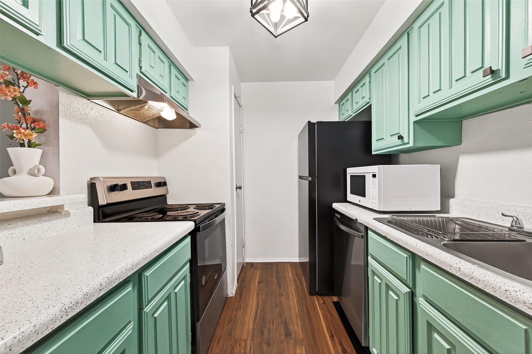 6001 Reims Road, Unit 908 Houston, TX 77036 - Photo 8 of 31 a kitchen with stainless steel appliances granite countertop a refrigerator a stove and a sink