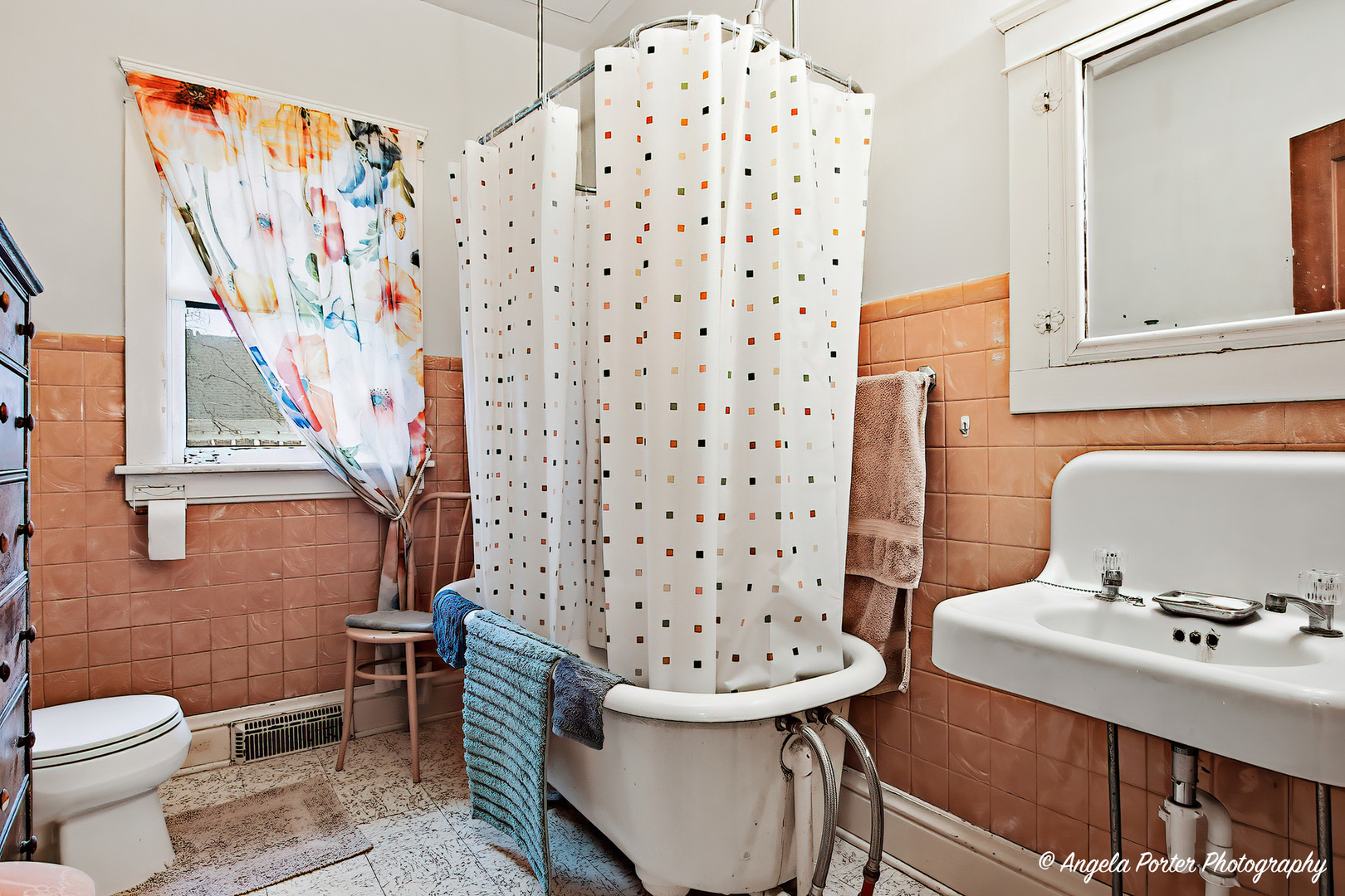 9712 St Albans Street Hebron, IL 60034 - Photo 15 of 28 a bathroom with a sink toilet and shower