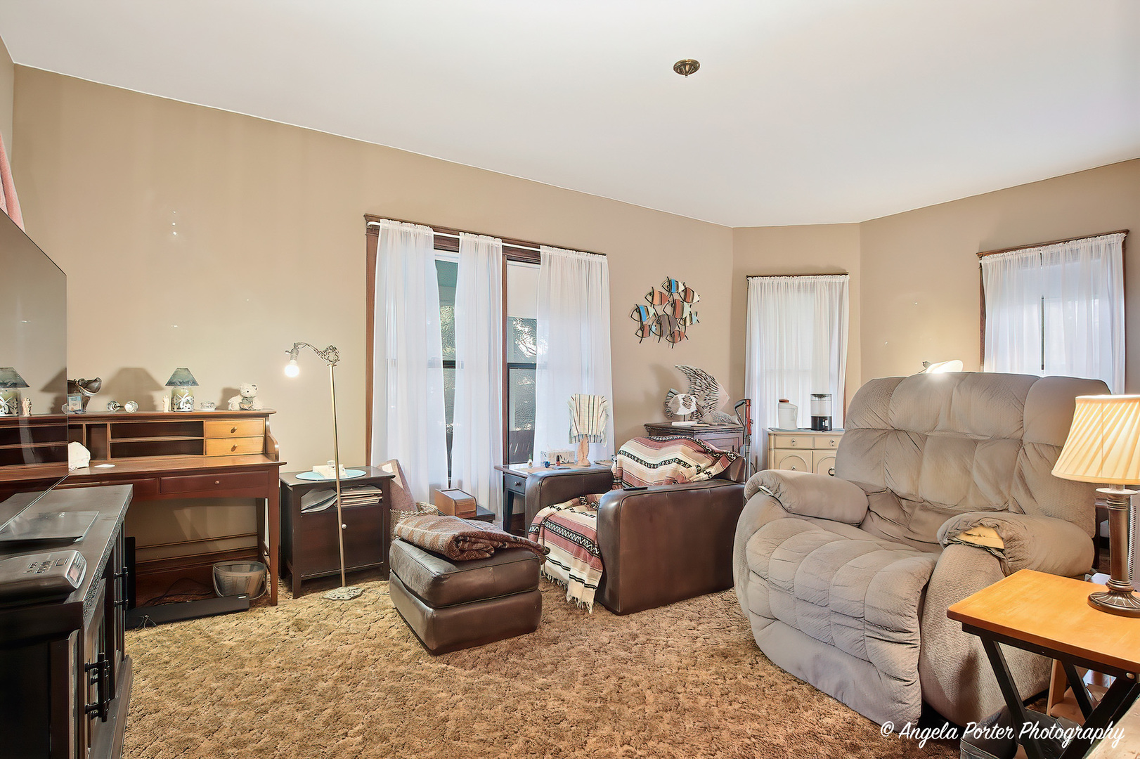 9712 St Albans Street Hebron, IL 60034 - Photo 3 of 28 a living room with furniture and a kitchen view