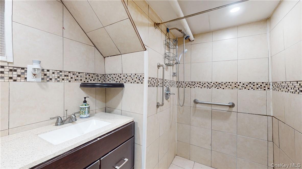 14 Hamilton Avenue New Rochelle, NY 10801 - Photo 21 of 33 Bathroom View Two