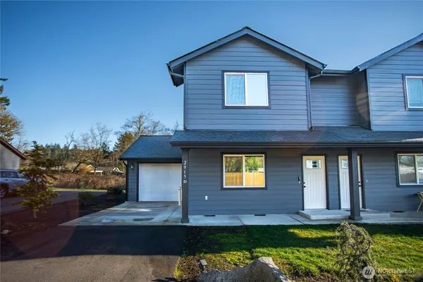 a view of front of a house with a yard