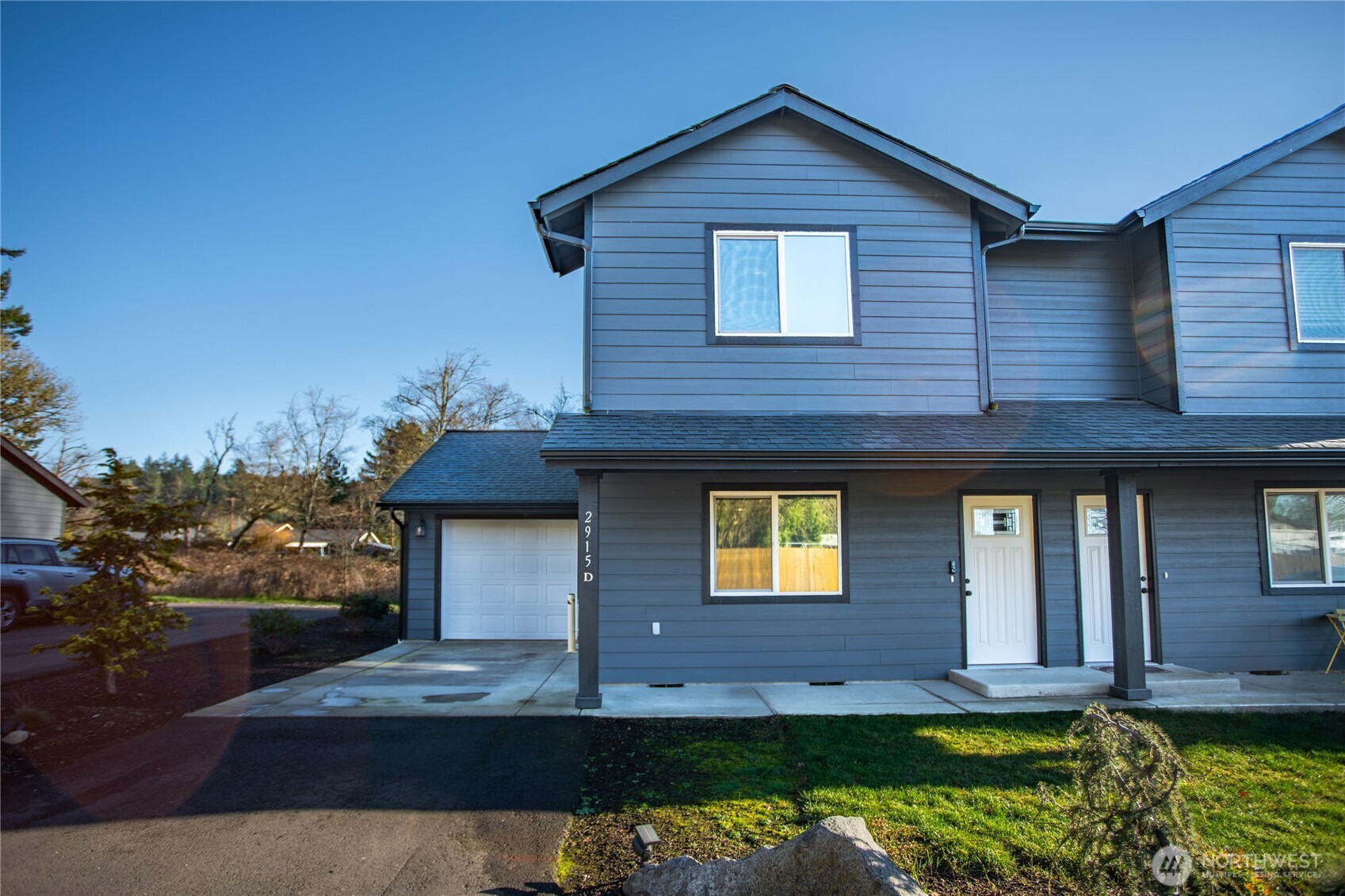 a view of front of a house with a yard