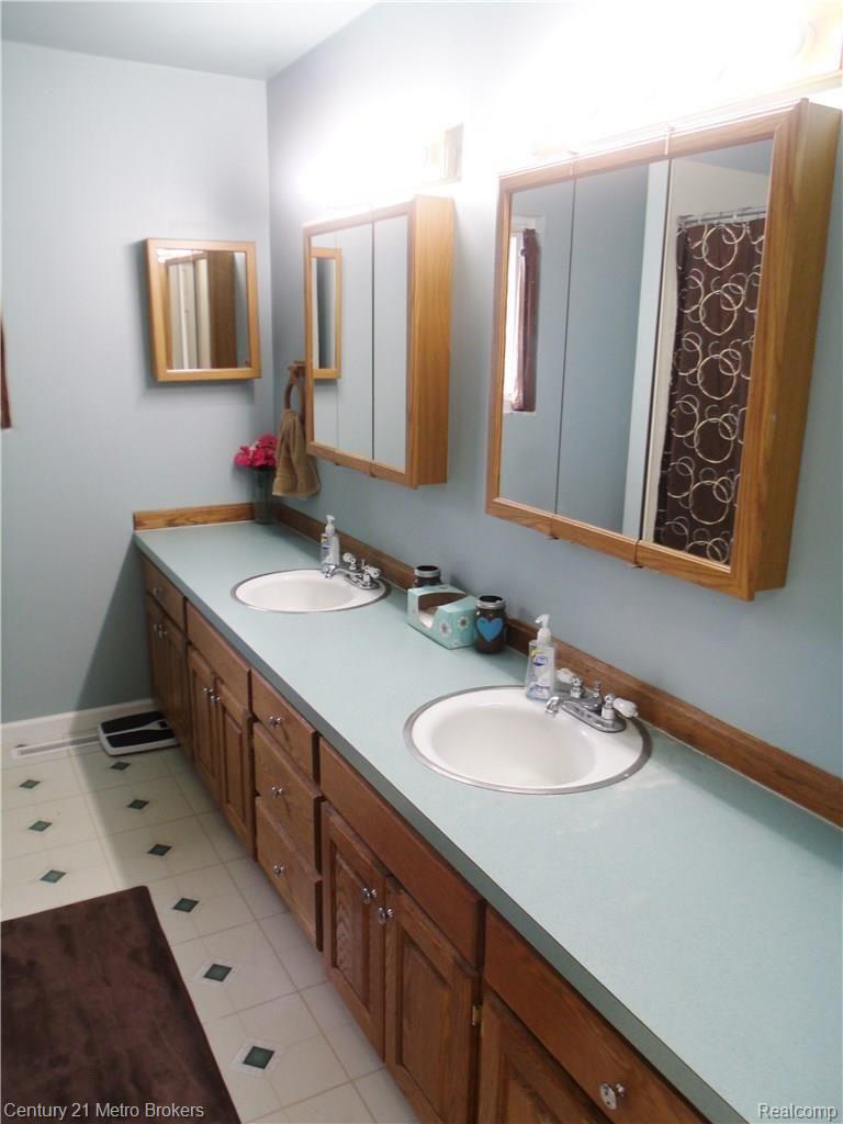 5020 Elms Road Flushing, MI 48433 - Photo 8 of 18 GEDC2157.JPG