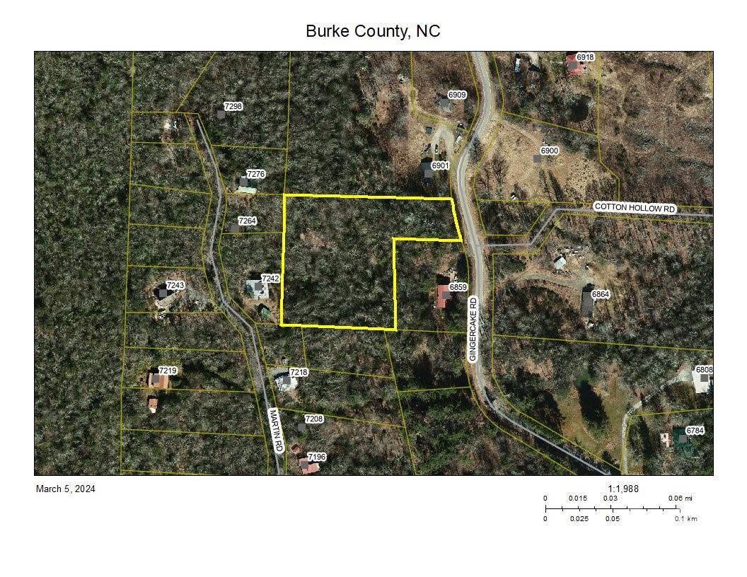 a view of a back yard