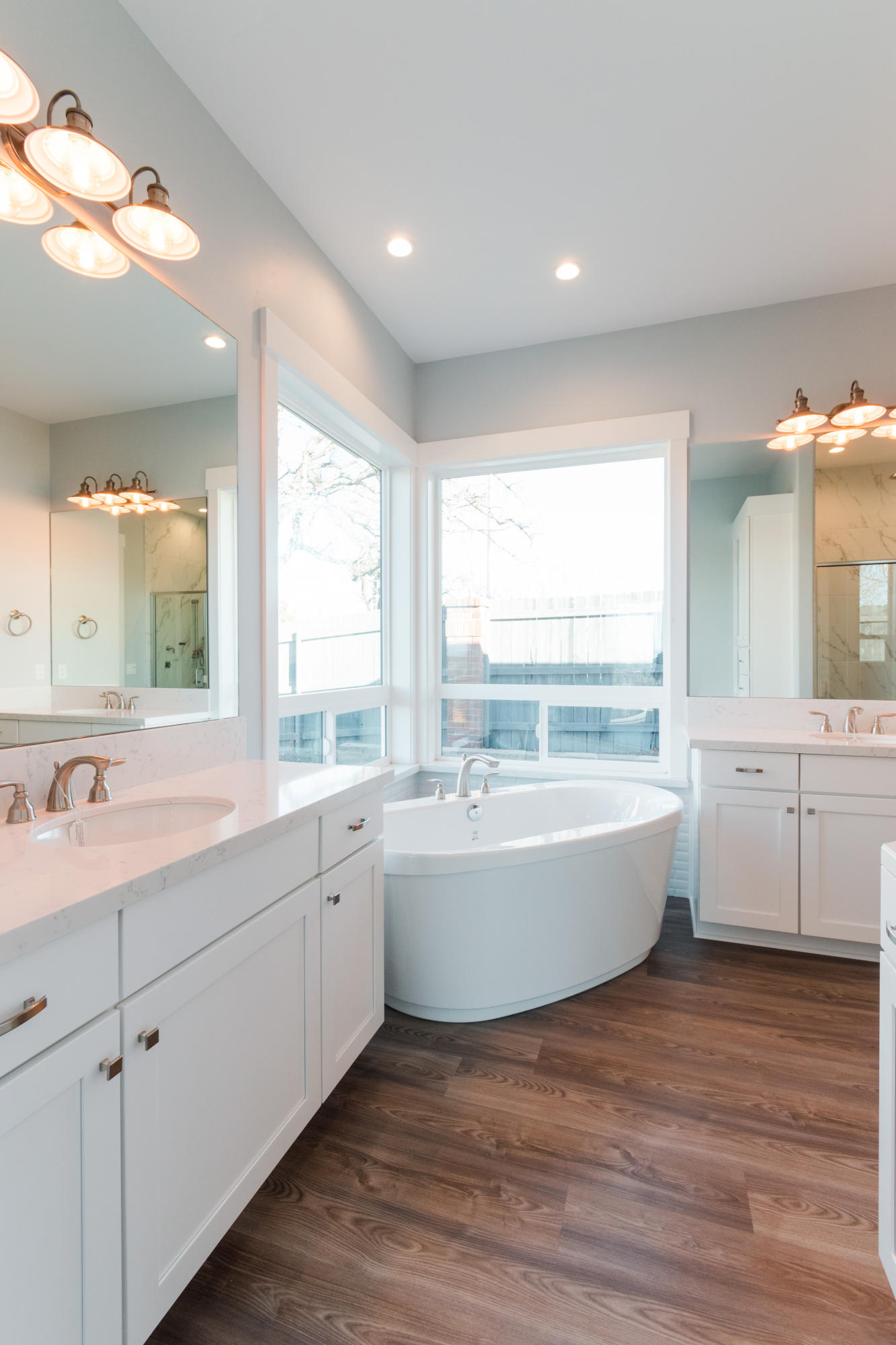 808 River Bend Road Redding, CA 96003 - Photo 20 of 43 a bathroom with a bathtub and a sink