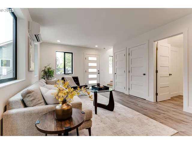 $350,000 | 9 North Monroe Street, Unit D, Eugene, OR 97402