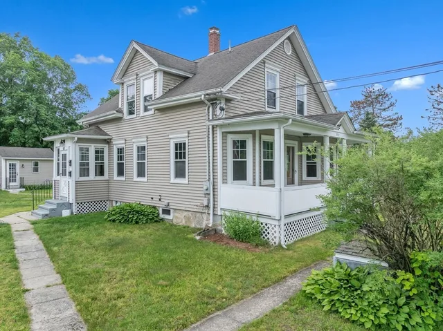 a view of a yard in front of house
