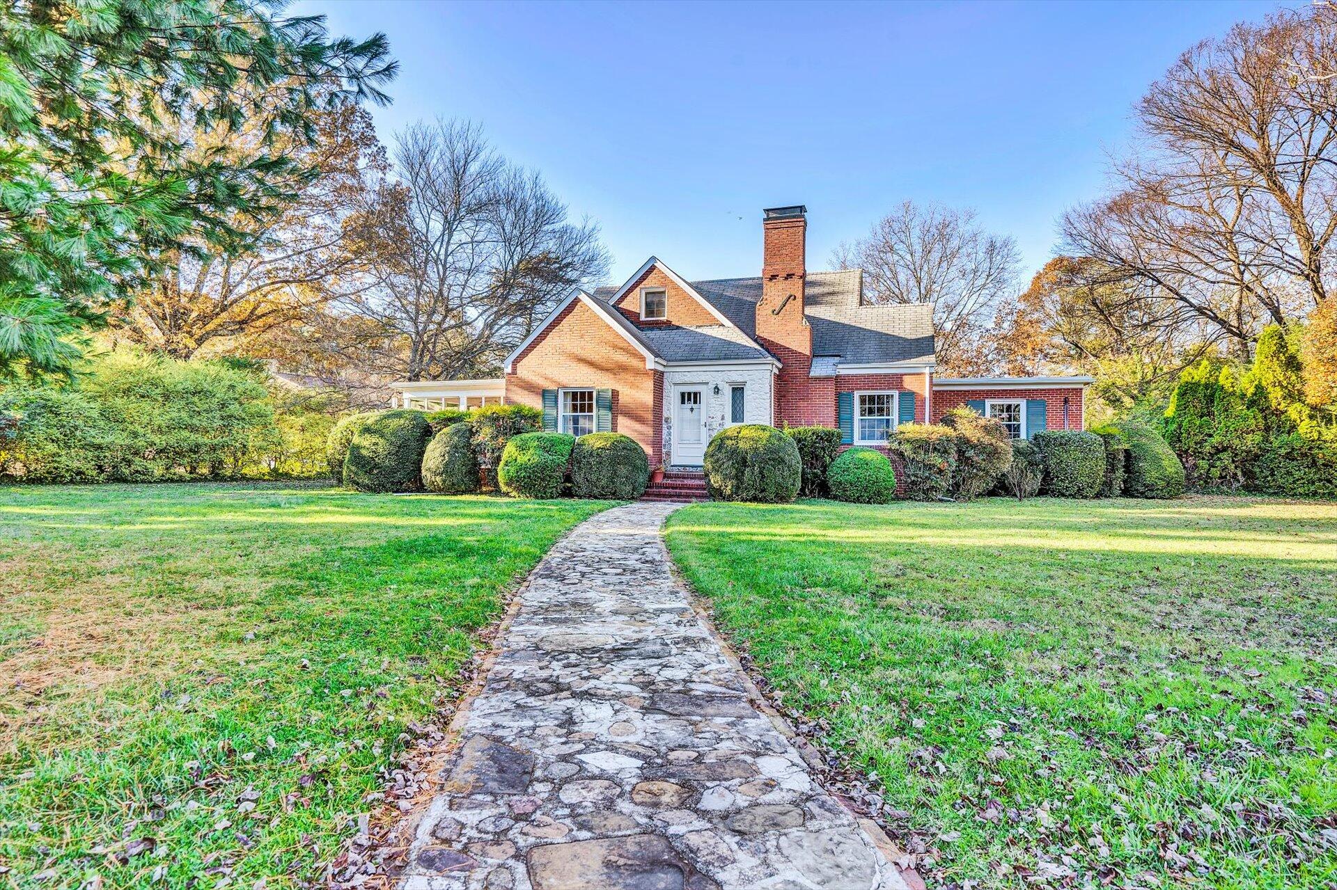 3215 Windsor Road Roanoke, VA 24018 - Photo 1 of 29 01-DSC8506