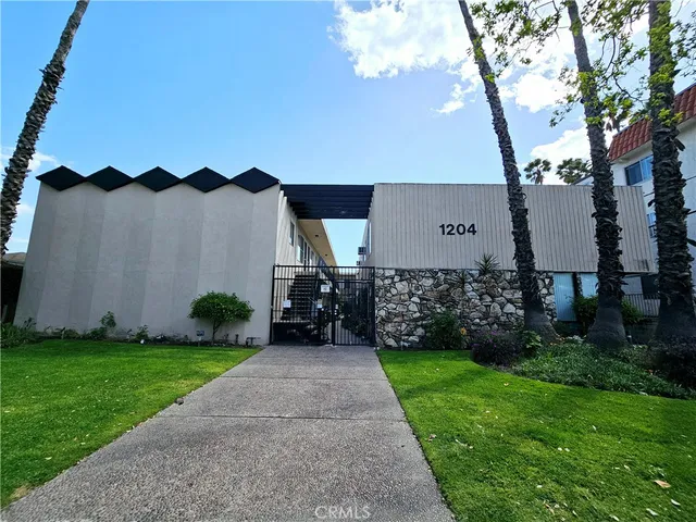 a view of a back yard