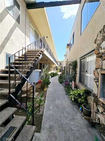 a view of entryway with a front door