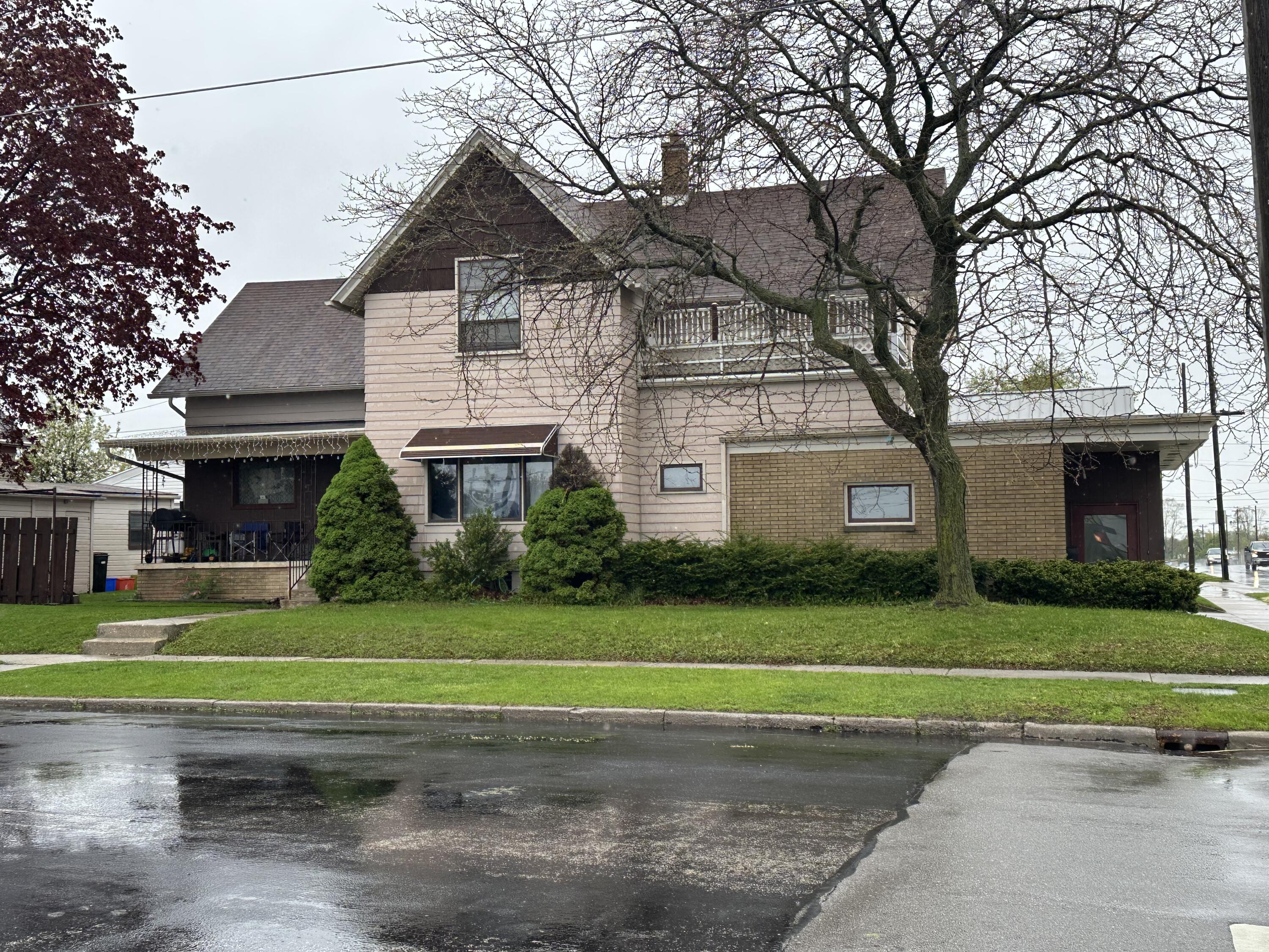 2201 Washington Street Manitowoc, WI 54220 - Photo 2 of 5 IMG_1667