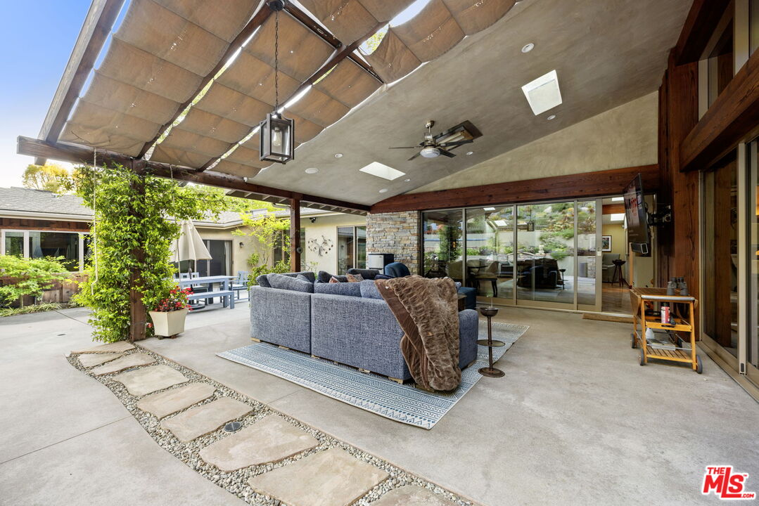 2618 Mandeville Canyon Road Los Angeles, CA 90049 - Photo 11 of 45