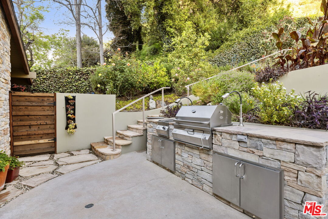 2618 Mandeville Canyon Road Los Angeles, CA 90049 - Photo 29 of 45