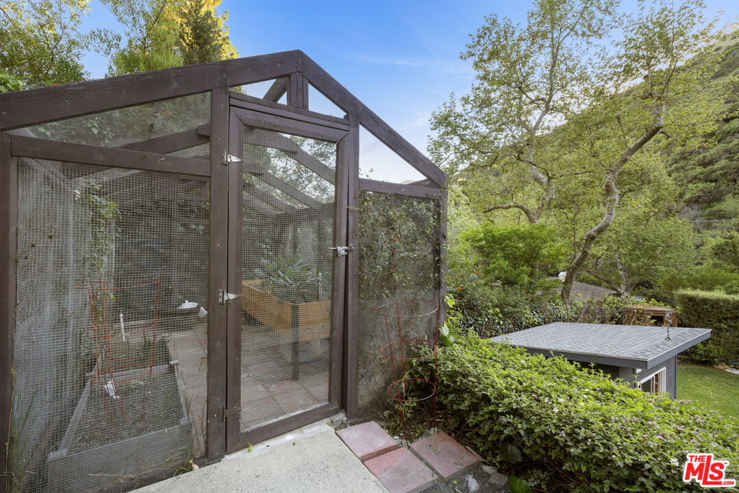 2618 Mandeville Canyon Road Los Angeles, CA 90049 - Photo 40 of 45 a view of a outdoor space