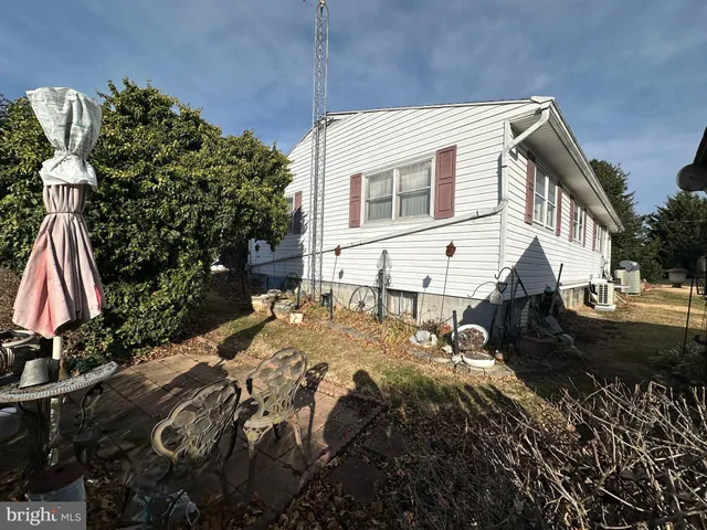 a view of a fountain in the middle of a yard