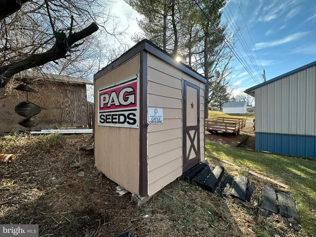 a view of a house with backyard