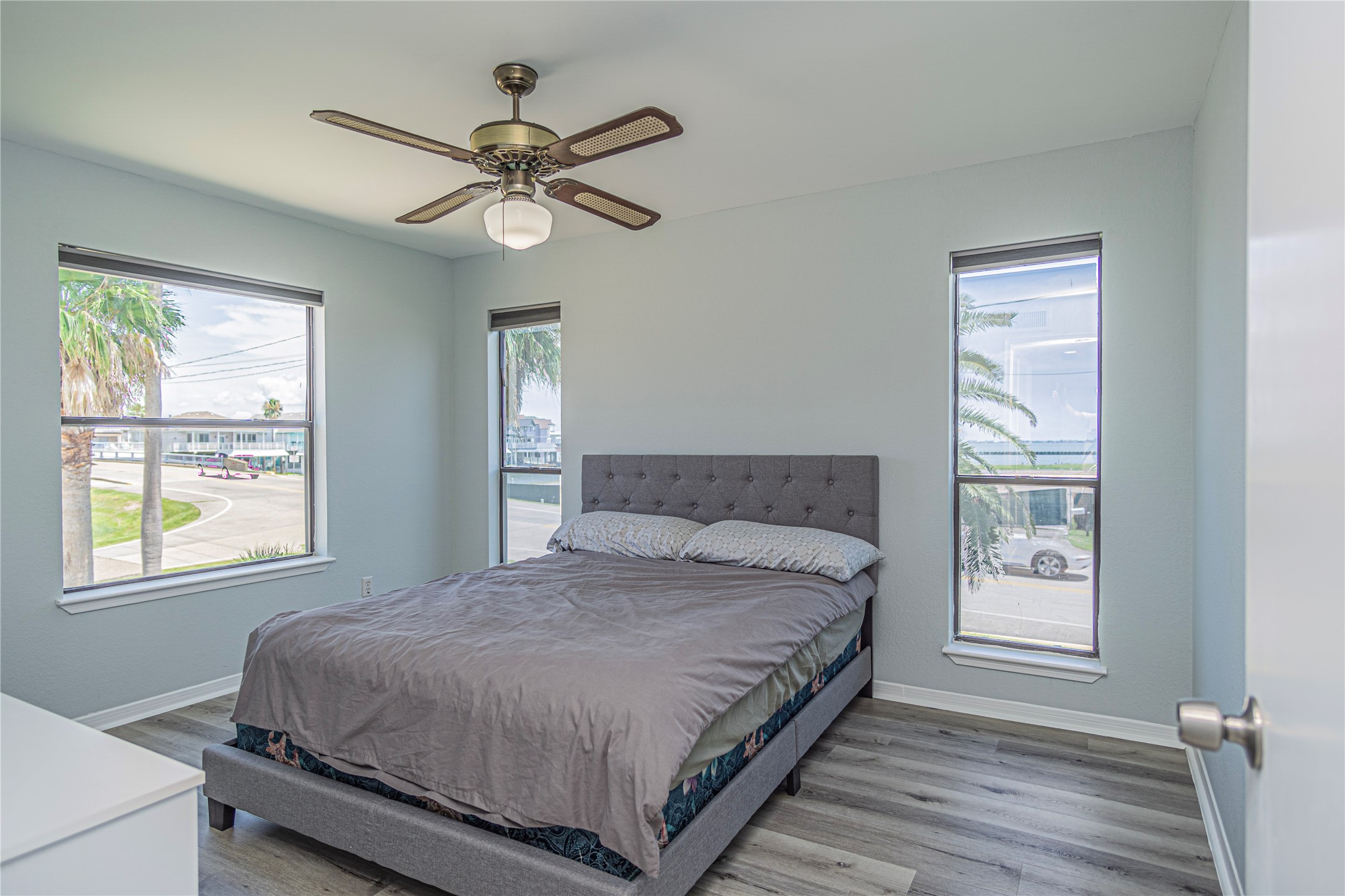 301 Commander Drive Tiki Island, TX 77554 - Photo 20 of 35 a bedroom with a large bed and a window