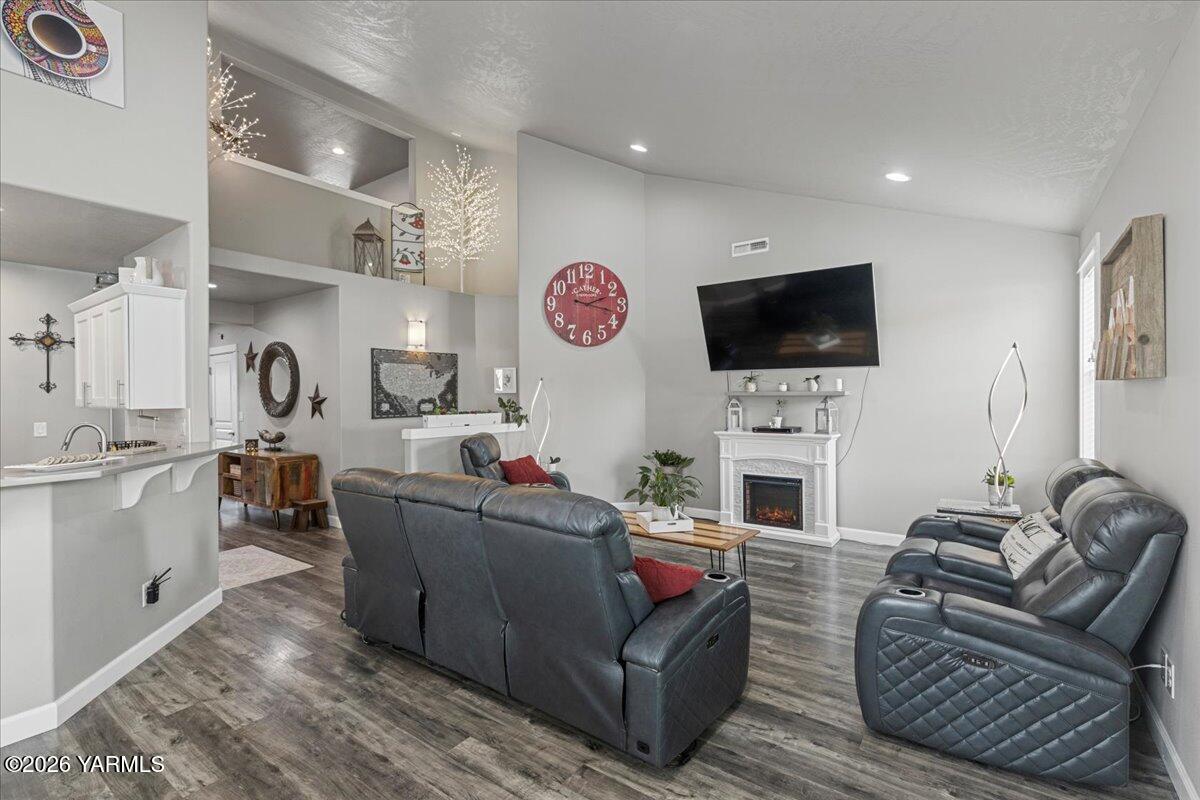 7803 Fremont Way Yakima, WA 98908 - Photo 11 of 49 Family room