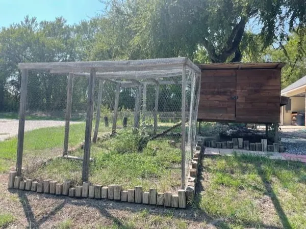 a view of a back yard