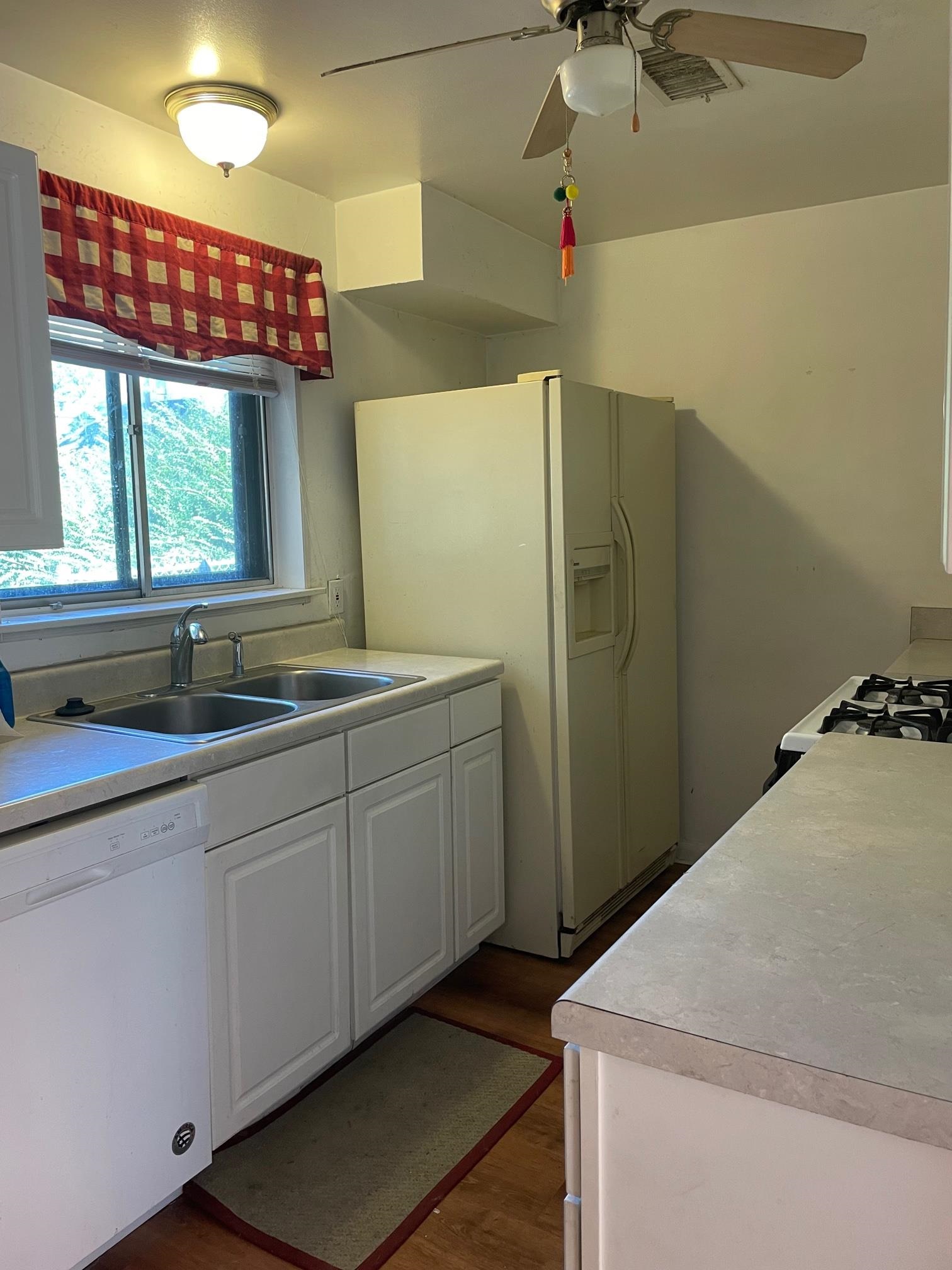 253 Montelo Road Memphis, TN 38120 - Photo 4 of 13 a bathroom with a sink and mirror