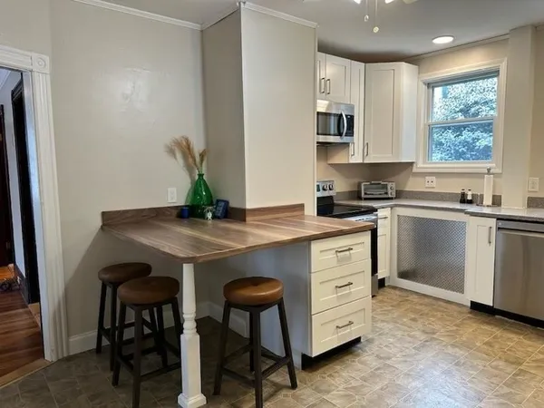 $3,000 | 44 Charles Street, Unit 1, Newport, RI 02840