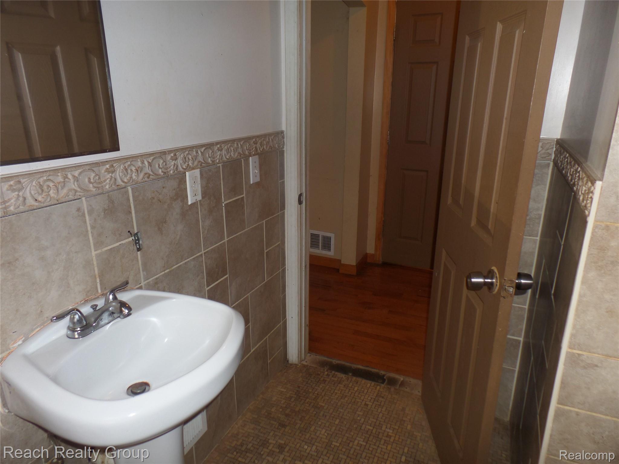 13517 Rutherford Street Detroit, MI 48227 - Photo 9 of 23 Reverse angle of bathroom