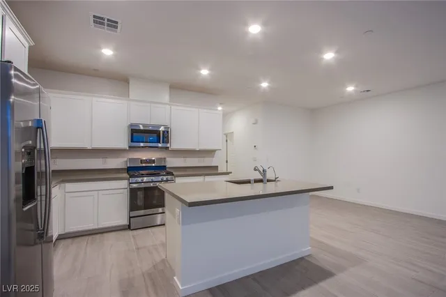 $2,100 | 139 Aqua Commons Lane, Henderson, NV 89015