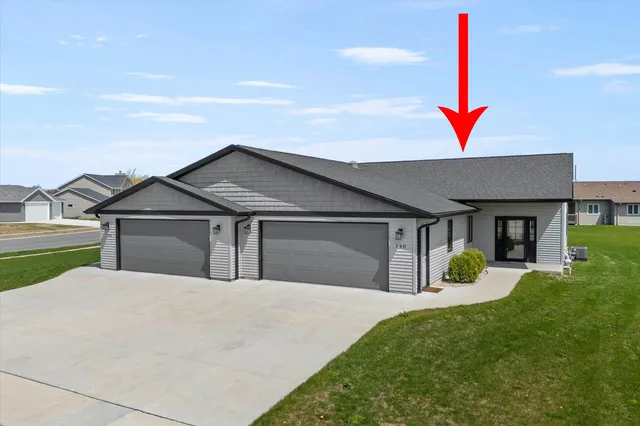 $354,900 | 140 Sunrise Court, Cedar Grove, WI 53013