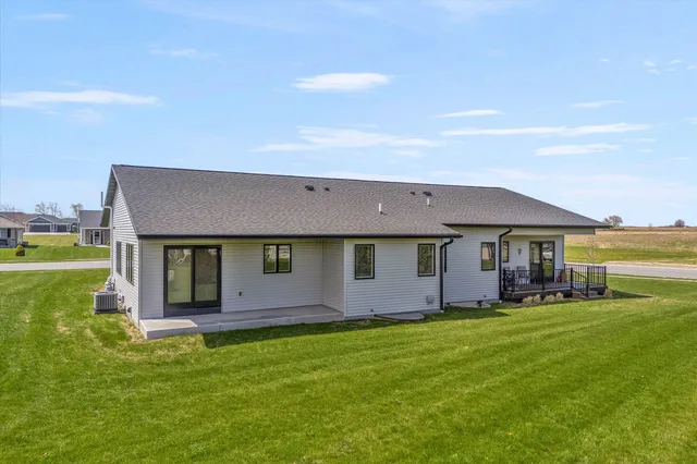 $354,900 | 140 Sunrise Court, Cedar Grove, WI 53013