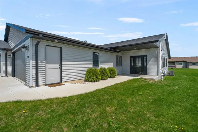 $354,900 | 140 Sunrise Court, Cedar Grove, WI 53013