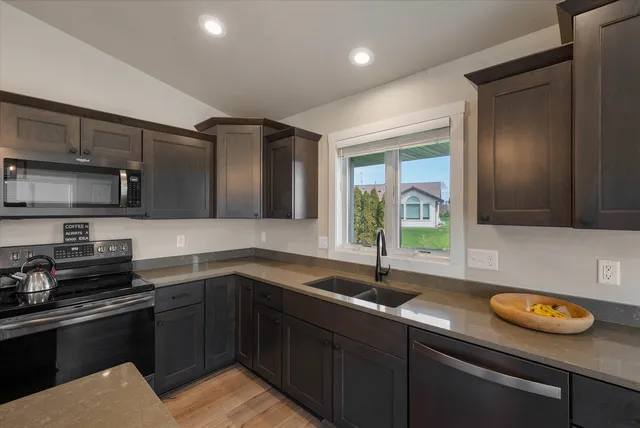 $354,900 | 140 Sunrise Court, Cedar Grove, WI 53013