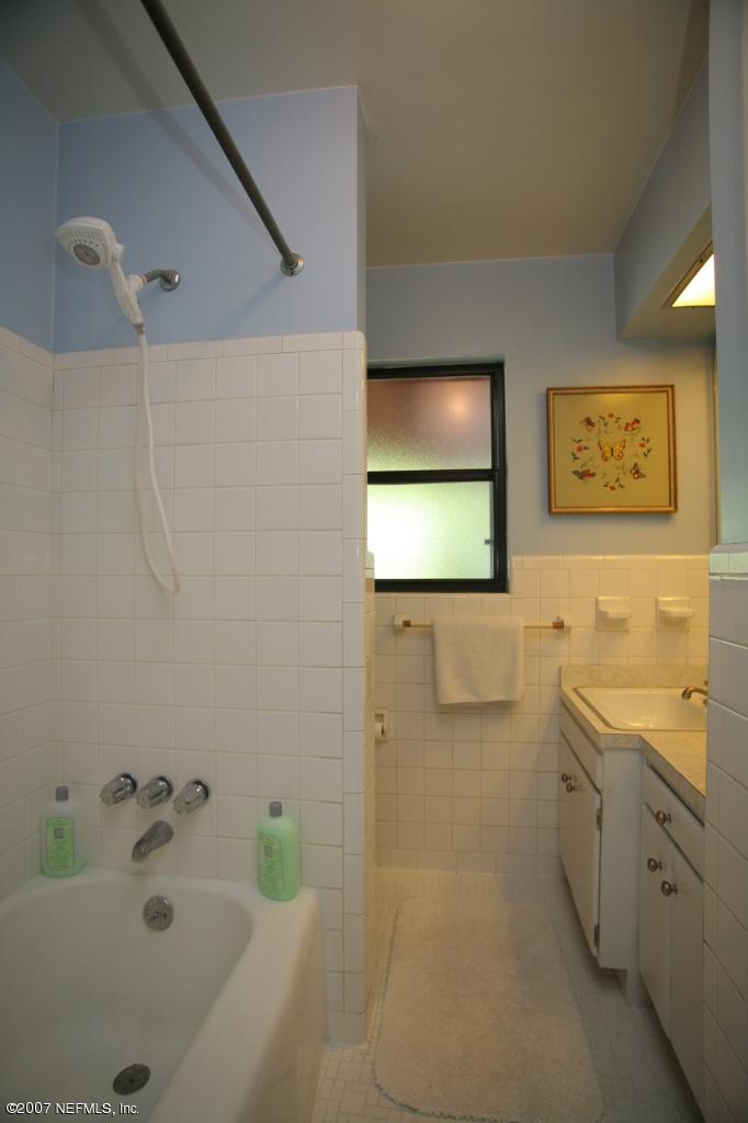 7063 Diamond Head Road Jacksonville, FL 32216 - Photo 10 of 14 Hallway bath