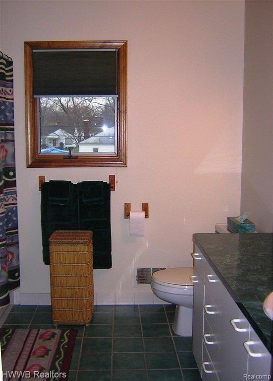 3773 Wakefield Road Berkley, MI 48072 - Photo 17 of 22 MAIN BATH.jpg