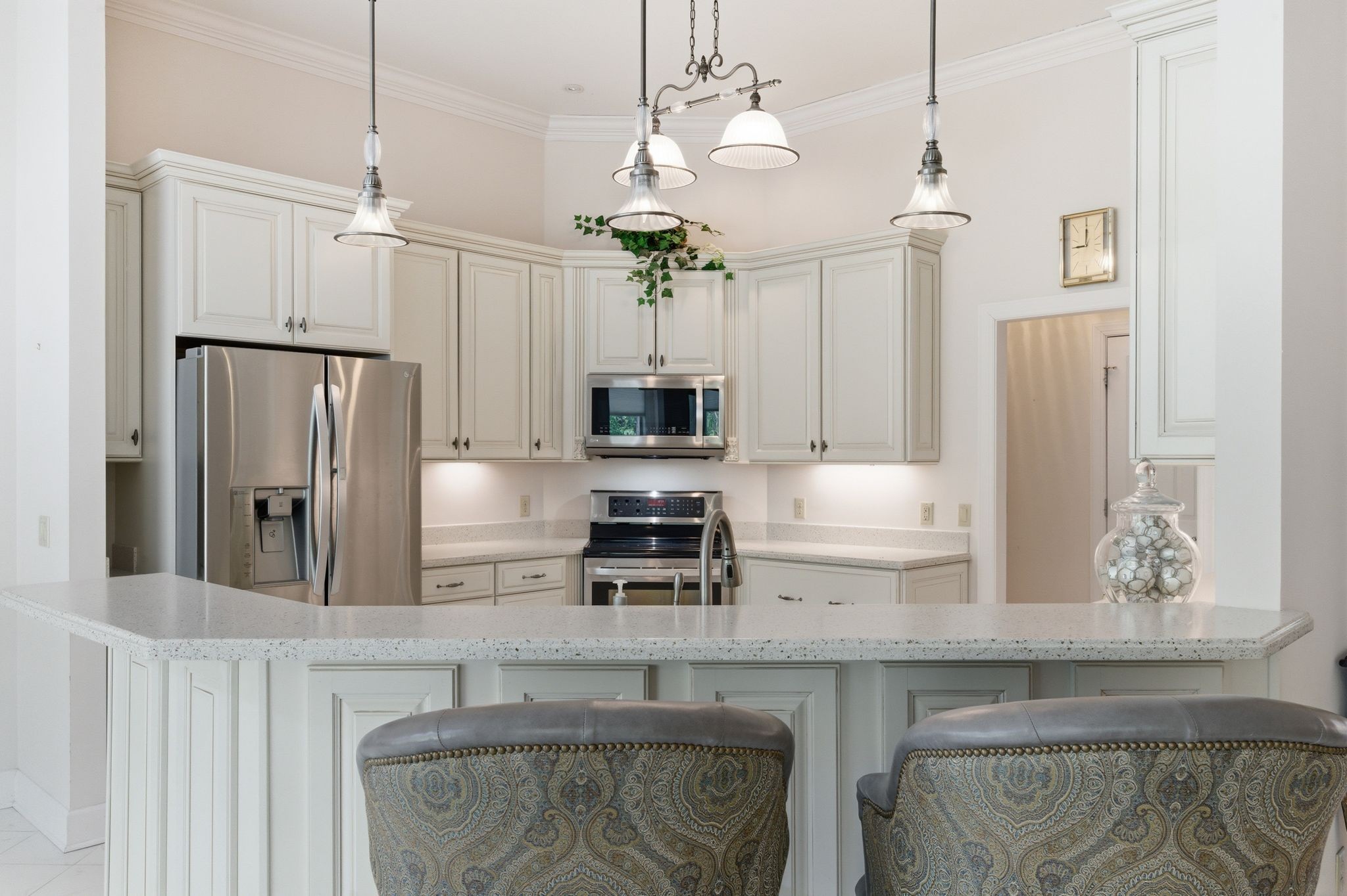 528 Country Club Drive Dickson, TN 37055 - Photo 18 of 55 a kitchen with stainless steel appliances microwave and refrigerator