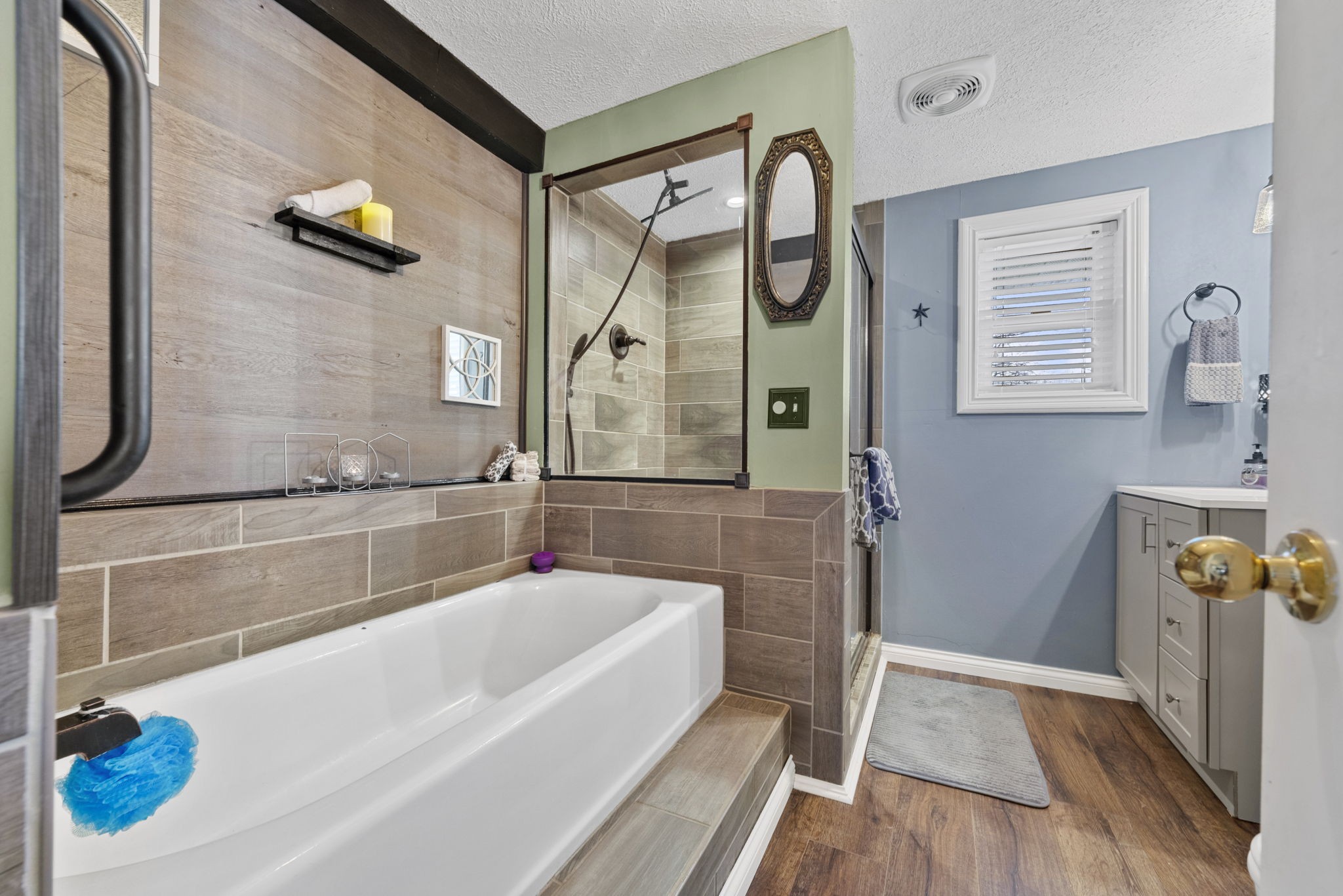 419 Jackie Dukes Road Lewisburg, KY 42256 - Photo 22 of 55 a bathroom with a bathtub and a shower