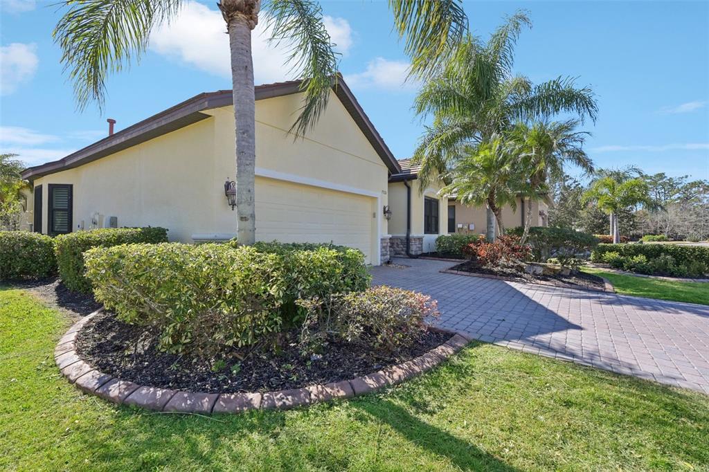 7526 Rio Bella Place Bradenton, FL 34201 - Photo 38 of 40 a view of a backyard with palm trees