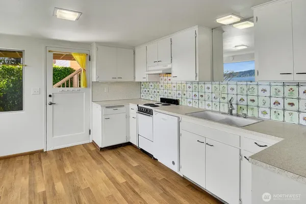 $1,099,950 | 10742 Lakeside Avenue Northeast, Seattle, WA 98125