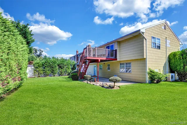 a view of a house with backyard