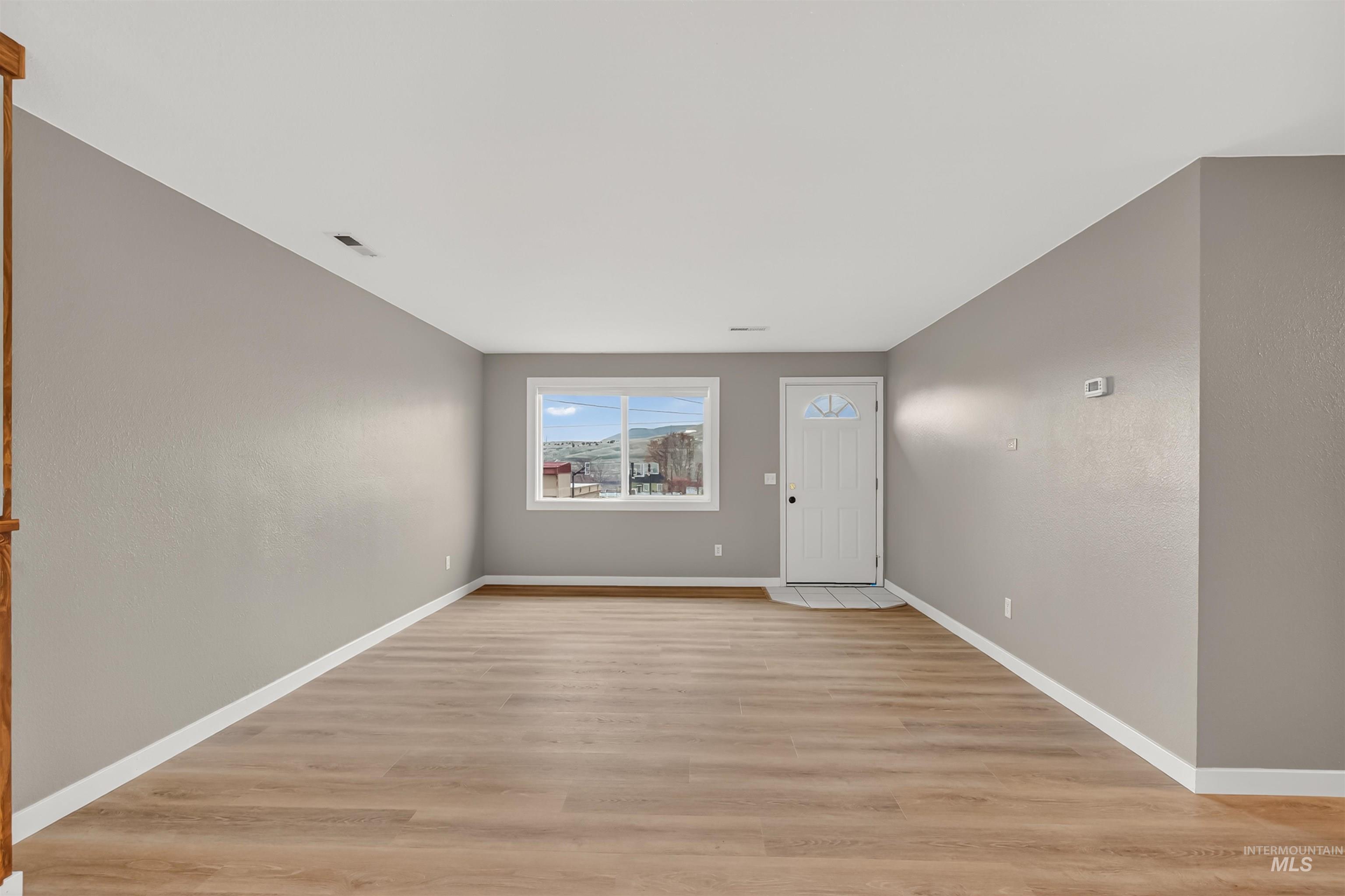 406 2nd Street Asotin, WA 99402 - Photo 4 of 37 Entrance foyer with light wood-style floors