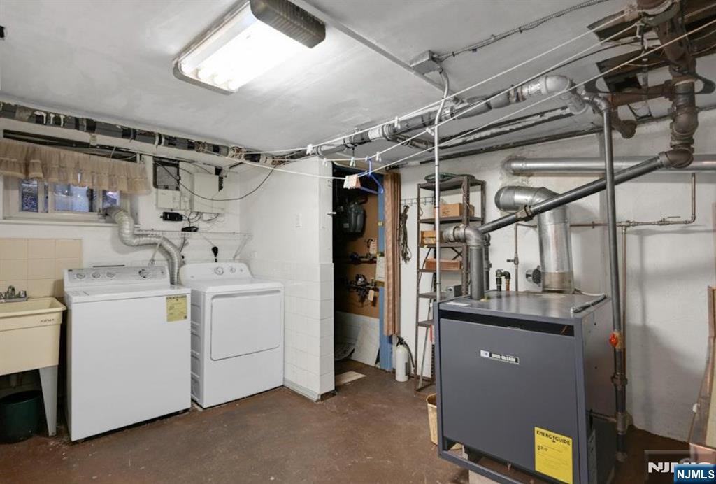 497 Oakdene Avenue Ridgefield, NJ 07657 - Photo 18 of 28 a utility room with dryer and washer