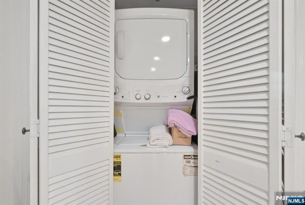 497 Oakdene Avenue Ridgefield, NJ 07657 - Photo 22 of 28 a bathroom with a sink and a mirror