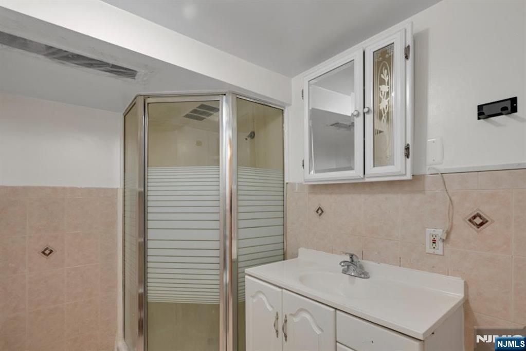 497 Oakdene Avenue Ridgefield, NJ 07657 - Photo 23 of 28 a bathroom with a sink and mirror