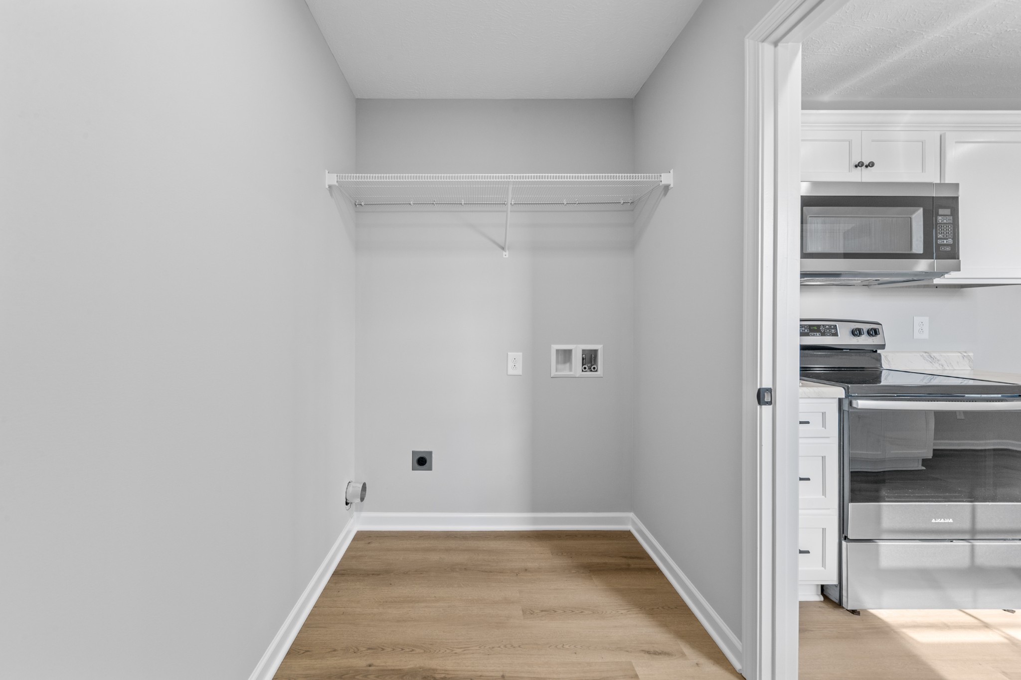 7 Orchard Cemetery Road Petersburg, TN 37144 - Photo 39 of 53 a view of a hallway with wooden floor and a sink