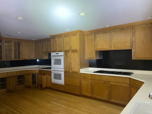 205 Oakdene Drive Barrington, IL 60010 - Photo 4 of 10 a kitchen that has a sink and a stove in it