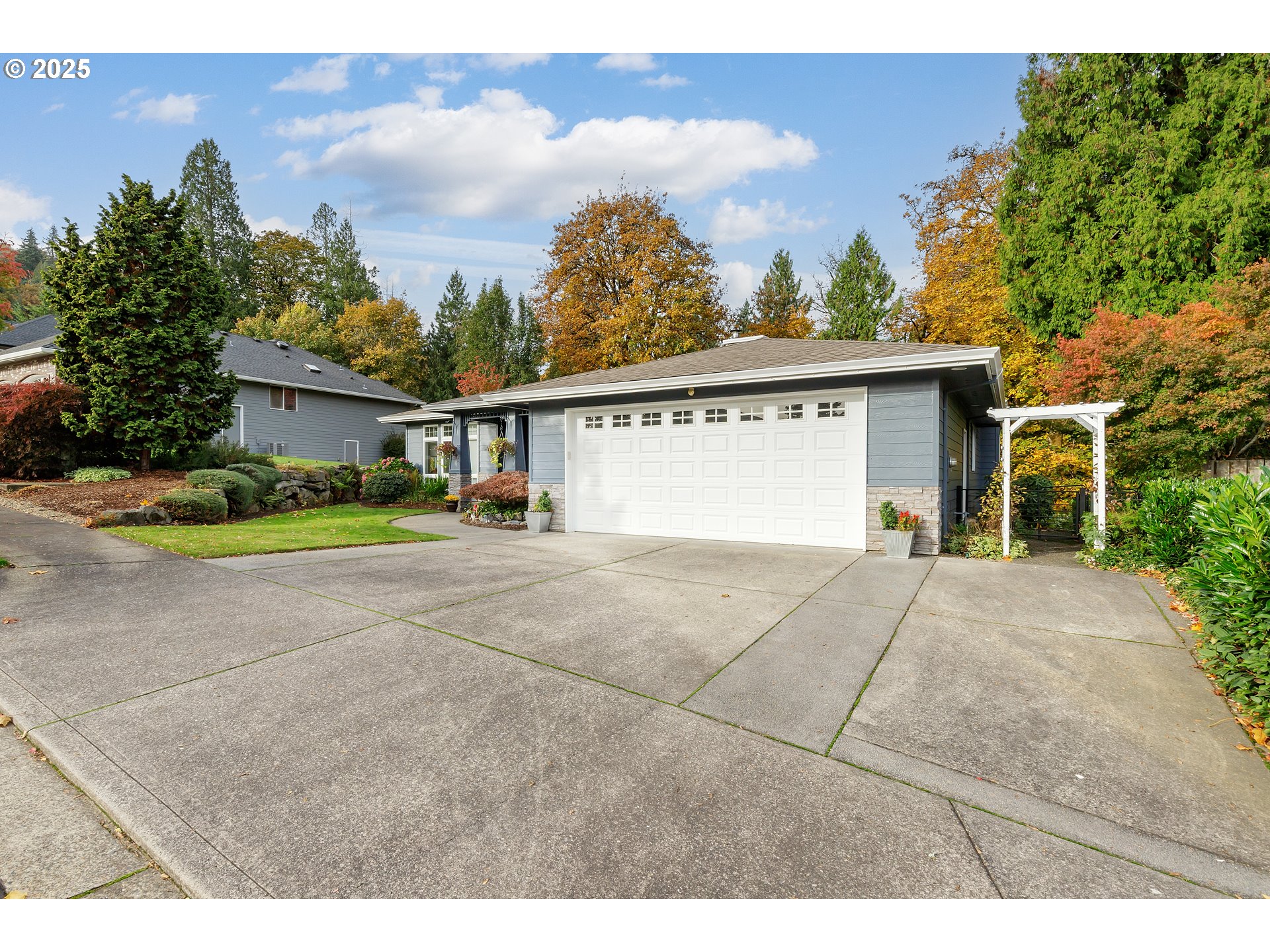 2573 Southeast Morlan Way Gresham, OR 97080 - Photo 3 of 47 a view of garage with a small yard