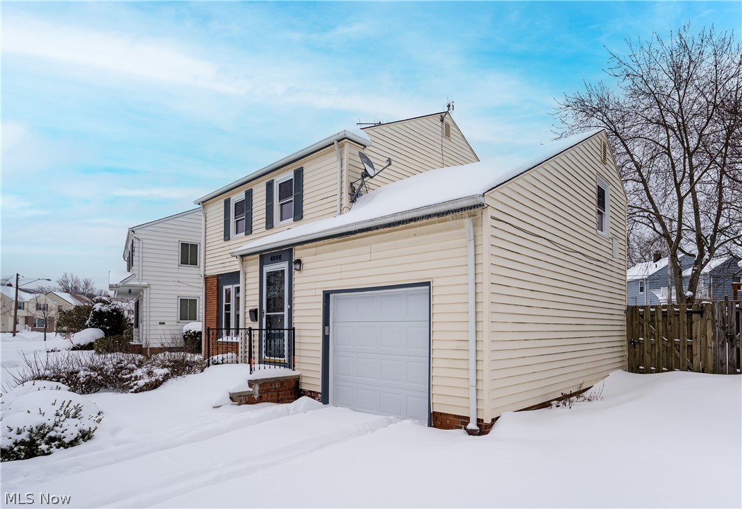 4096 Linnell Road Cleveland, OH 44121 - Photo 3 of 34