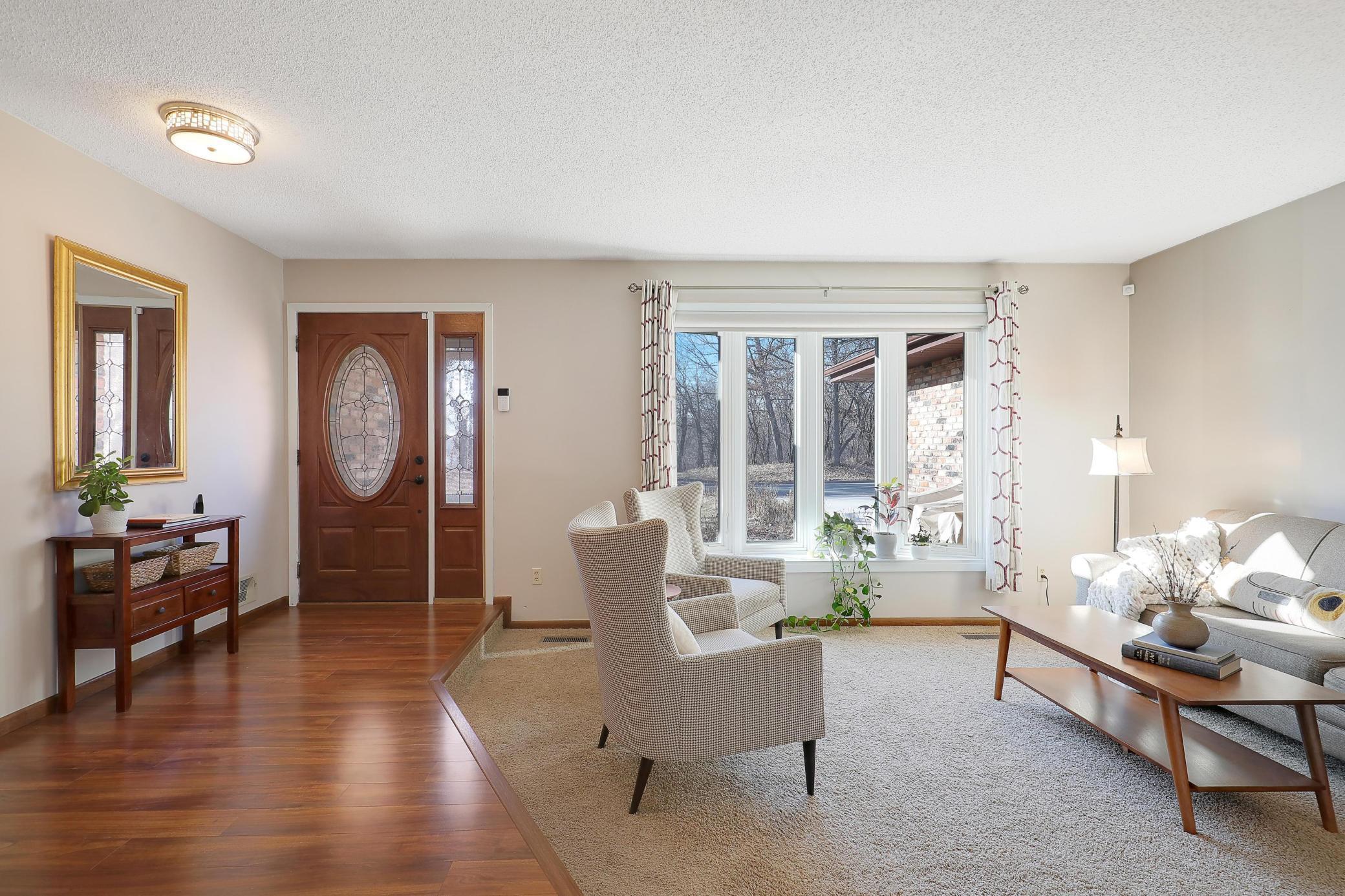 8829 Lakeview Road Bloomington, MN 55438 - Photo 4 of 32 Gallery Image 4
