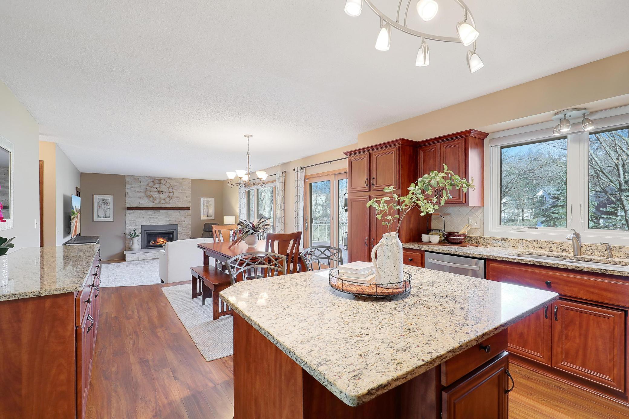 8829 Lakeview Road Bloomington, MN 55438 - Photo 5 of 32 Gallery Image 5